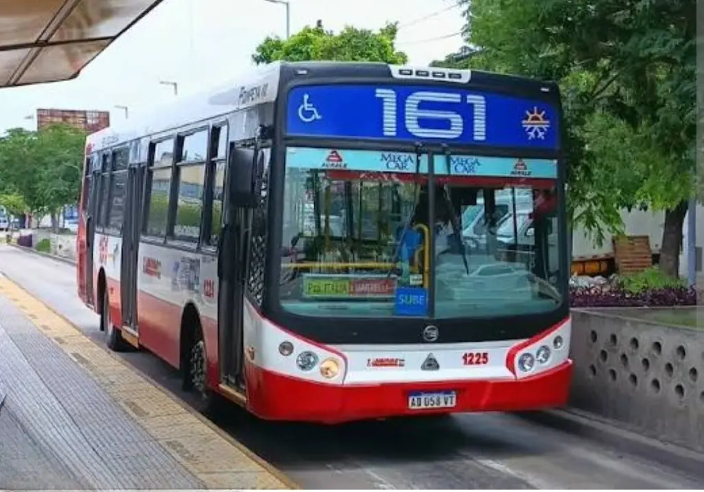 Cartelería inmobiliaria en Sáenz Peña y Santos Lugares 2